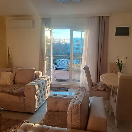 Dina Lux Apartman *